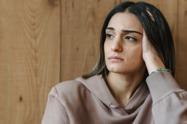 Jonge vrouw zit letterlijk met haar hand in haar haar