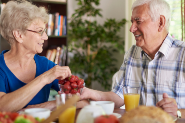 twee ouderen eten samen een maaltijd