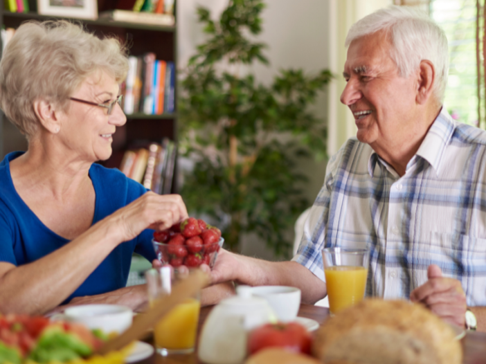 twee ouderen eten samen een maaltijd