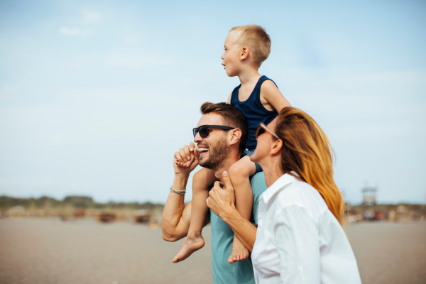 man vrouw en kind op het strand