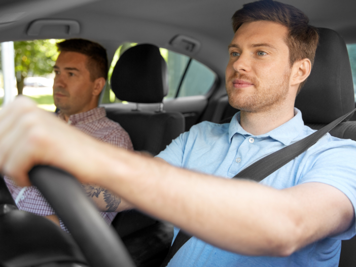 Vader en zoon samen in een auto. De zoon vervoert zijn vader.