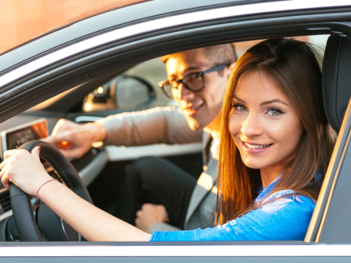 Dochter vervoert haar vader in de auto. Ze lachen allebei