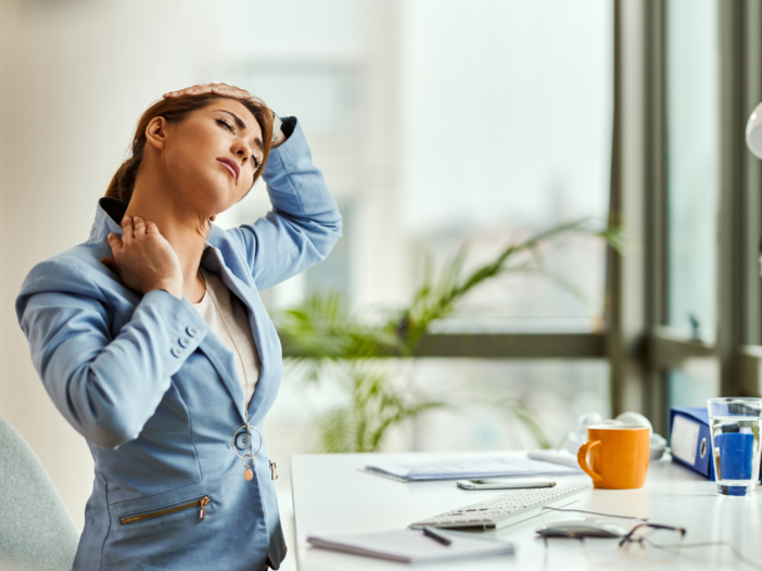 vrouw doet een oefening om haar nek te stretchen