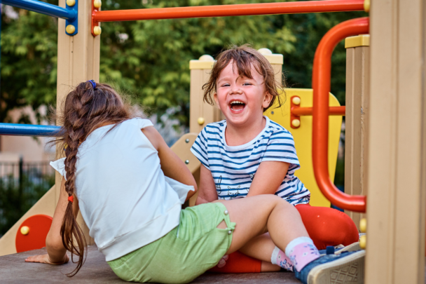 jongen en meisje spelen samen op een klimtoestel