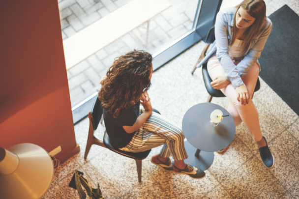 twee vrouwen in gesprek met elkaar