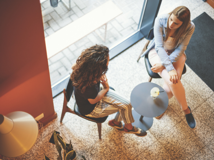 twee vrouwen in gesprek met elkaar