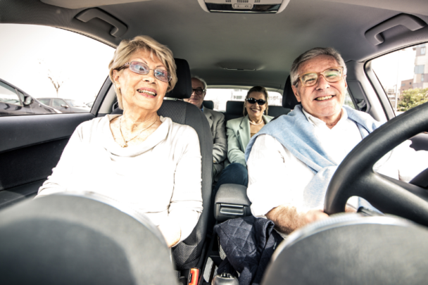 man en vrouw zitten in een auto