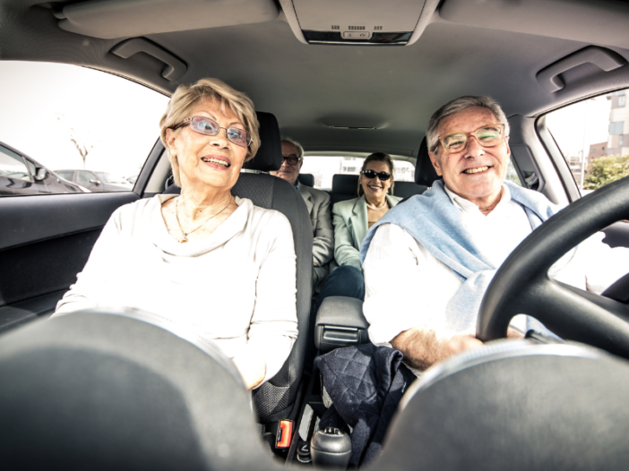 man en vrouw zitten in een auto