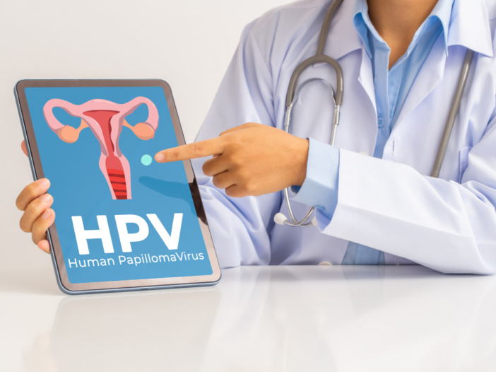 mannelijke dokter wijst naar een bordje met daarop de term HPV.