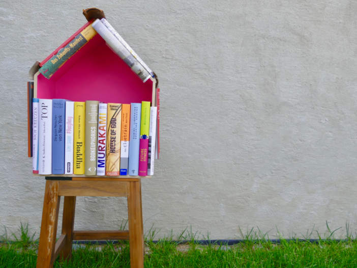 minibibliotheek gemaakt van boeken in de vorm van een huisje