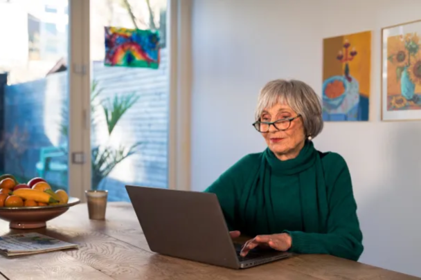 vrouw maakt gebruik van haar laptop