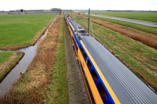 trein raast voorbij op het treinspoor in een graslandschao