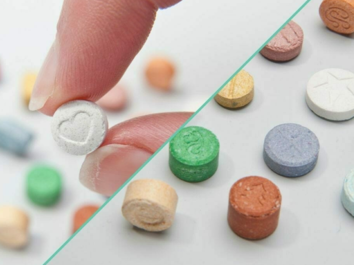 Allemaal verschillende soorten drugs op een tafel. Verschillende pillen in verschillende kleuren.