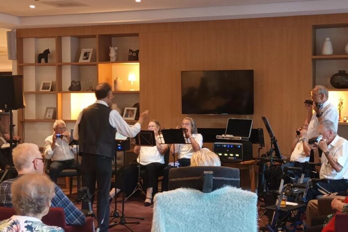 De veldhovense mondharmonica vereniging geeft hier een optreden. Ze hebben het erg naar hun zin en maken leuke muziek.