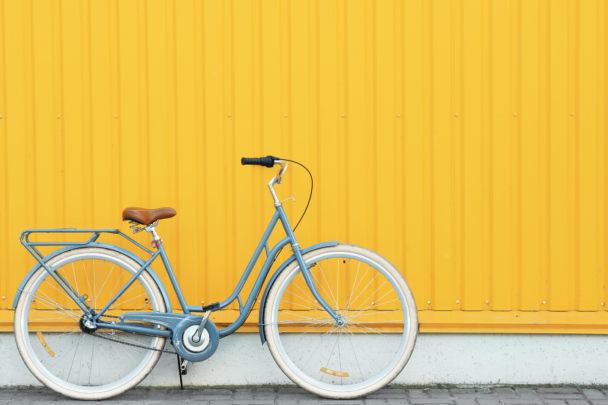 Fiets tegen een gele muur geparkeerd