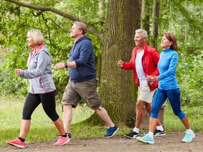 Groepje van vier mensen van oudere leeftijd is aan het wandelen