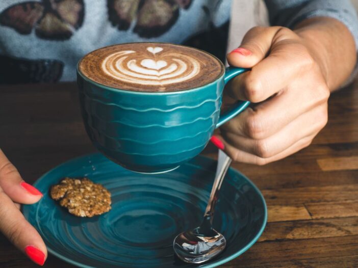 Close up van een cappuccino in een blauwe mok