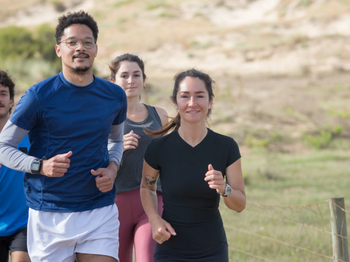 Twee mannen en twee vrouwen zijn samen aan het hardlopen