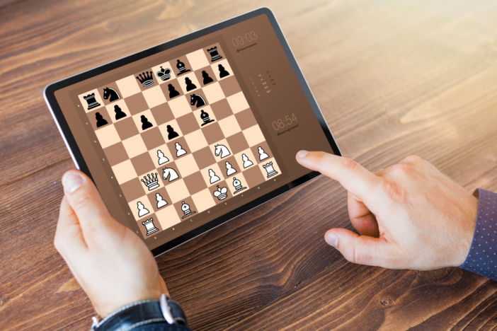 Iemand speelt online schaak op een tablet