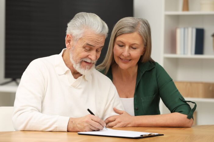 Man en vrouw ondertekenen een document.
