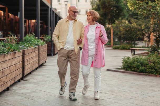 Man en vrouw wandelen samen en zijn in gesprek.