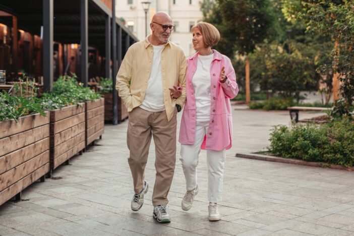 Man en vrouw wandelen samen en zijn in gesprek.