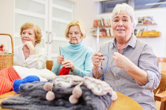 die oudere vrouwen zijn allen aan het breien.