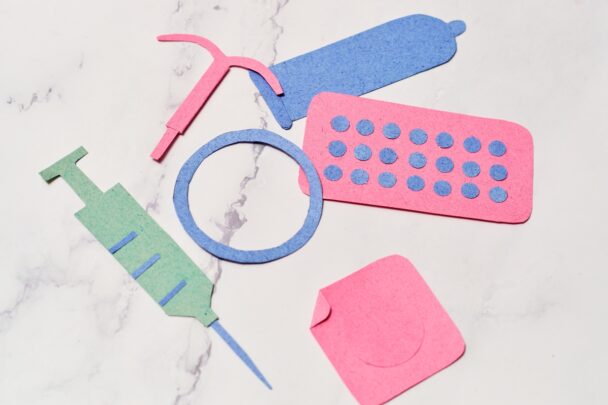 Illustratie van verschillende soorten anticonceptie, oa prikpil, condoom, de pil, spiraal, nuvaring