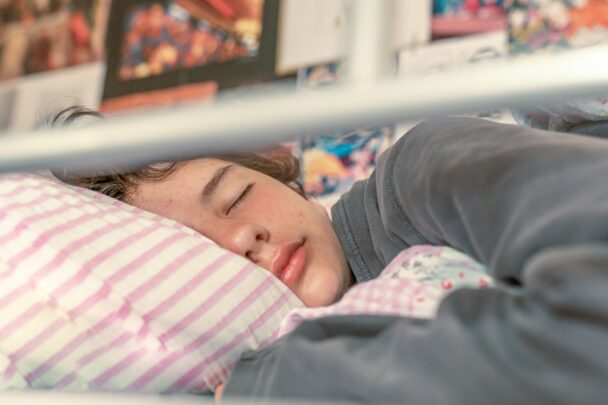 Puber ligt in bed te slapen.