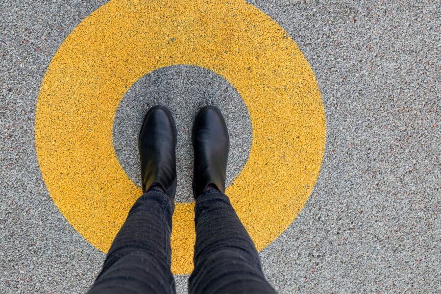 Man staat in gele cirkel op de grond.