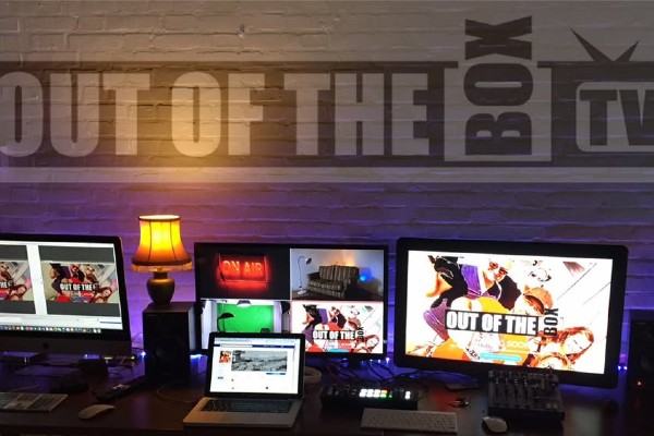 Studio met laptops en beeldschermen.