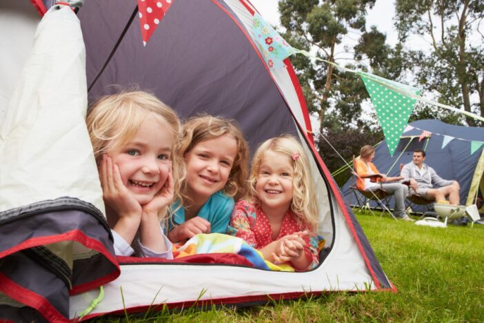 Kinderen op camping in tent