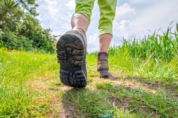 Twee bergschoenen op een pad
