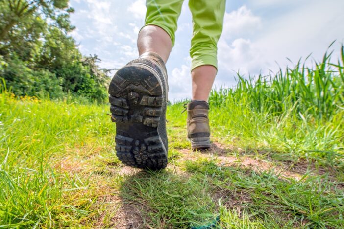 Twee bergschoenen op een pad