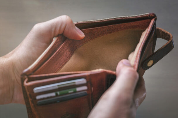 Iemand houdt een lege portemonnee open.