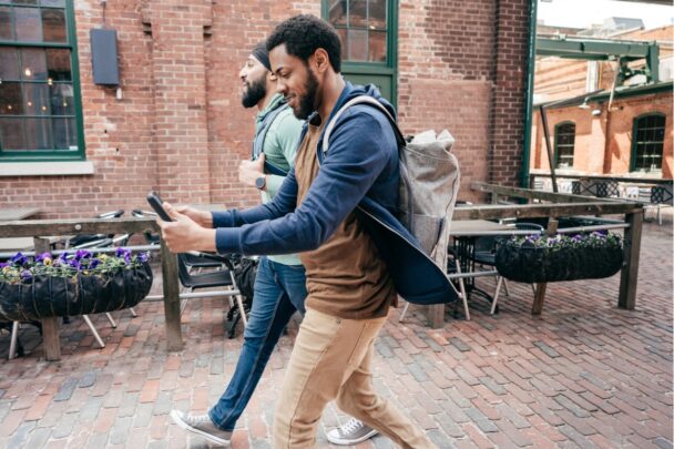Twee mannen wandelen door de stad.