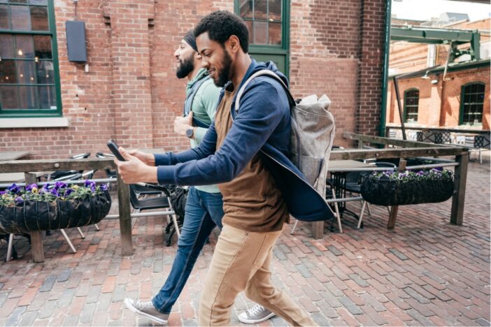 Twee mannen wandelen door de stad.