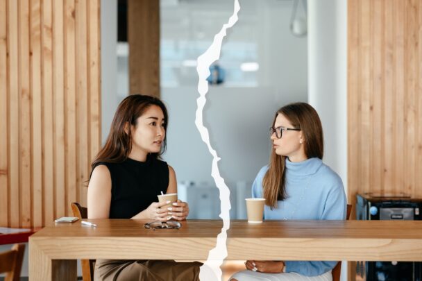 Foto van twee vrouwen in gesprek. Op de foto zie je een breuklijn die symbool staat voor het einde van hun contact of een ruzie.