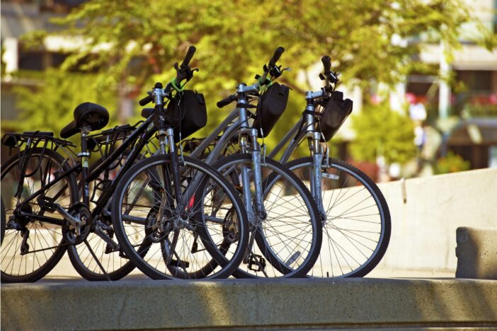 Geparkeerde fietsen op een stoep.