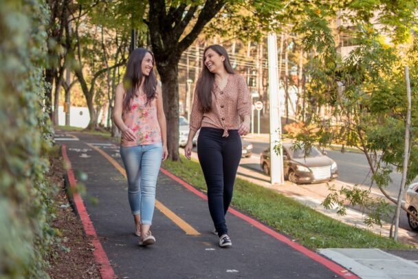 Twee jonge vrouwen wandelen samen over fietspad