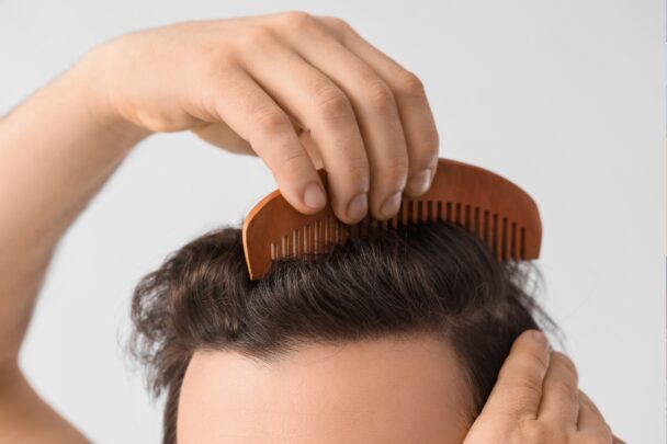 Man kamt zijn haar.
