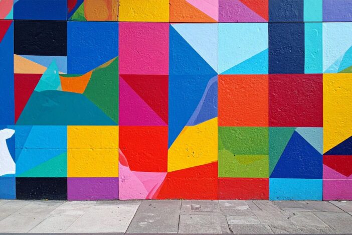Kleurrijke schildering op een muur.