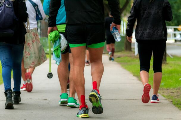 Achteraanzicht van groepje sportieve wandelaars.