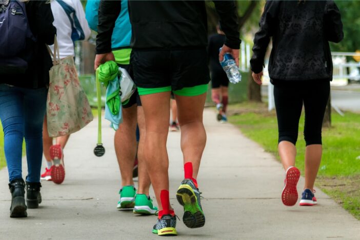 Achteraanzicht van groepje sportieve wandelaars.