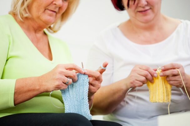 Twee oudere dames zijn aan het breien.