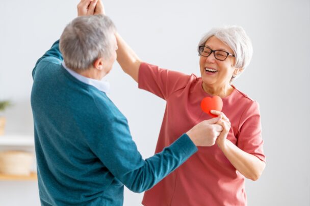 Twee ouderen dansen samen