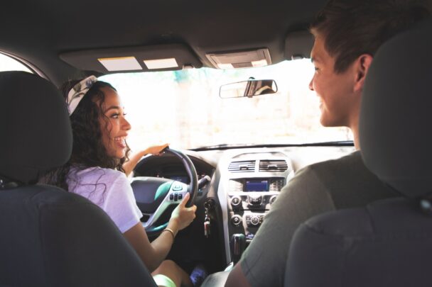 Vrouw en man zitten samen in een auto